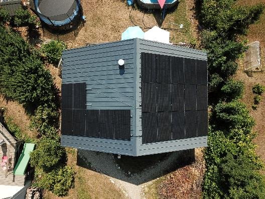 Vue aérienne du toit du Bruyant couvert de panneaux photovoltaïques, façade sud