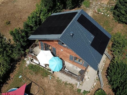 Vue aérienne du chalet du Bruyant, toiture solaire intégrée et terrasse