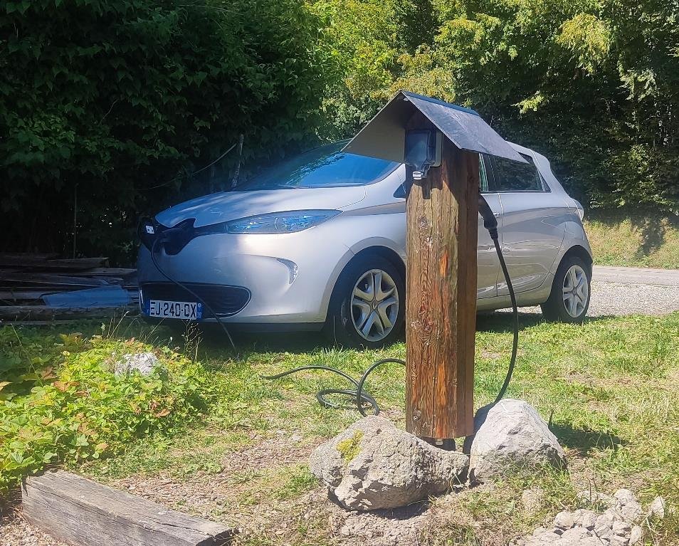 Renault Zoé en charge sur la borne Go-e du Bruyant, asservie au surplus photovoltaïque
