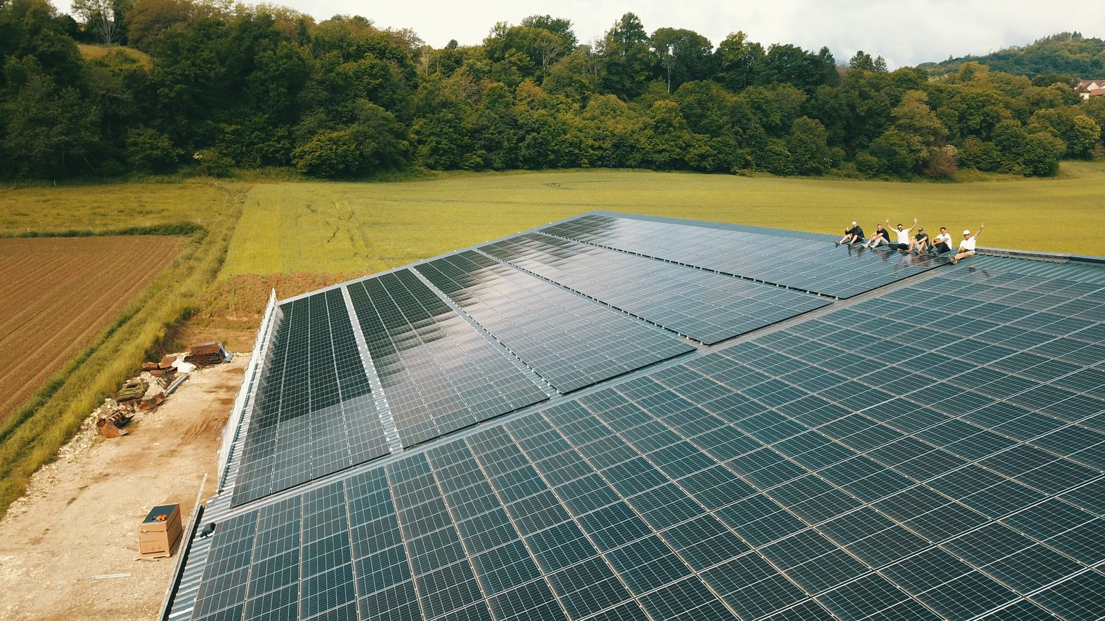 Pose de panneaux photovoltaïques en toiture, chantier 200 kWc Arbigneux