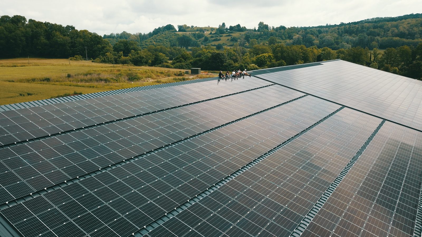 Équipe d'installateurs sur la toiture du chantier photovoltaïque 200 kWc Arbigneux