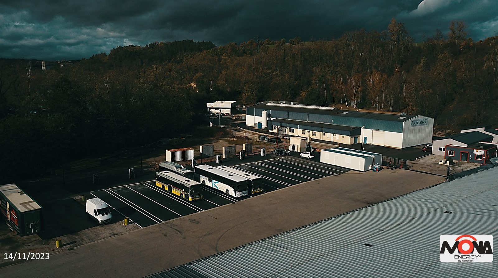 Dépôt de bus électriques de Chambon-Feugerolles une fois le chantier terminé, vue aérienne de nuit