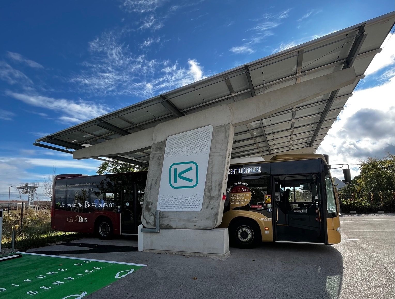 Borne de recharge IRVE Keolis sous l'ombrière photovoltaïque de Beaune, bus Côte&Bus au biocarburant
