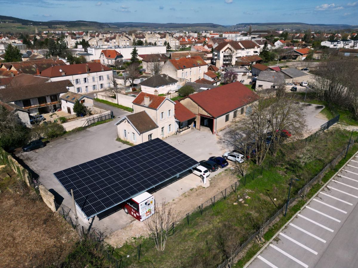 Ombrière photovoltaïque 40 kWc chez Keolis Beaune, vue aérienne