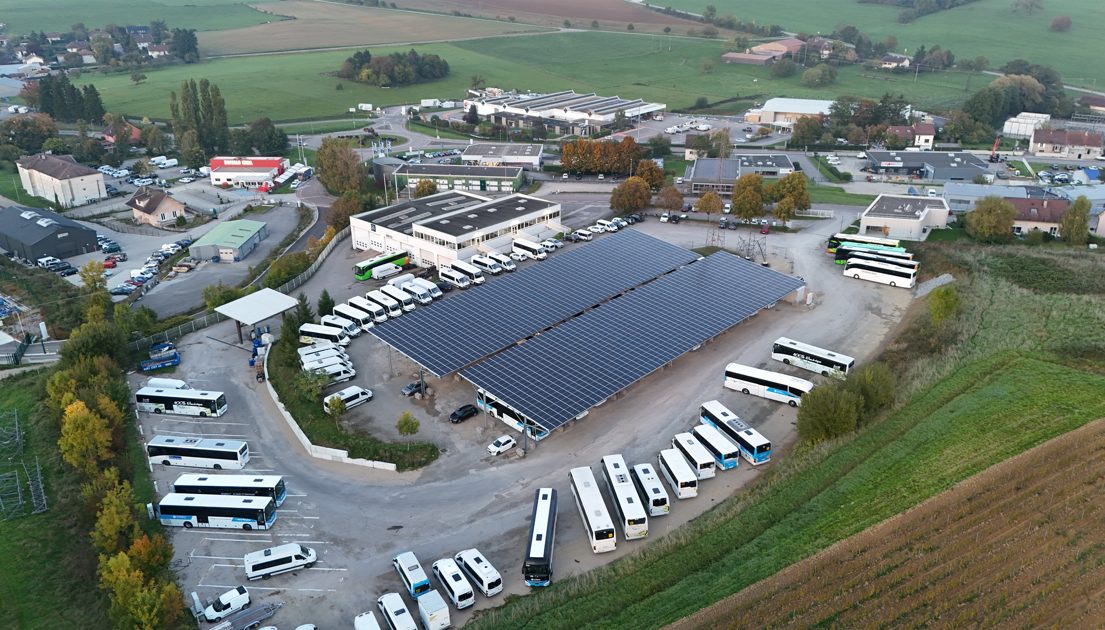 Vue aérienne du dépôt de bus sous l'ombrière photovoltaïque 500 kWc de Transarc Lons-le-Saunier